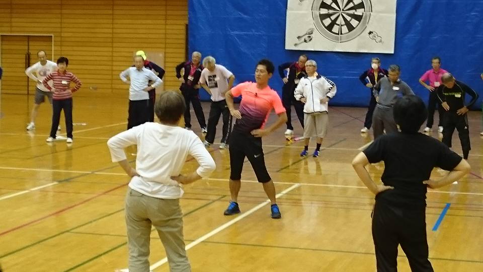 五十嵐による高齢者達への肺活実践風景